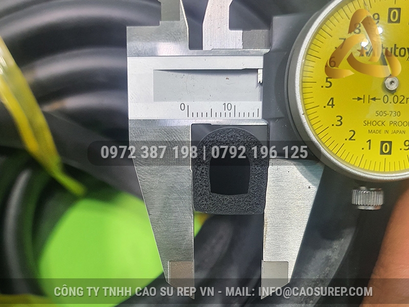 Ron cao su xốp chữ D 15x17x4
