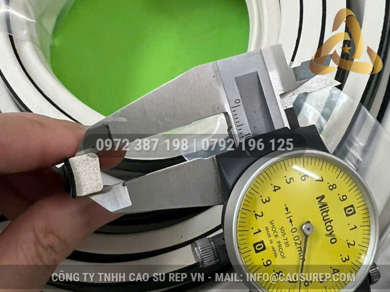 Ron cao su xốp chữ D